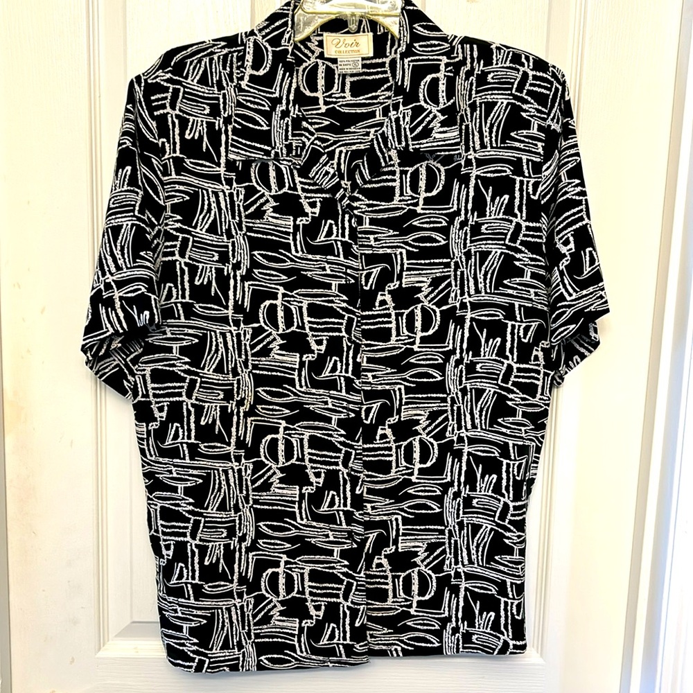 Voir Collection Women’s XL Geo print, button down, short sleeve blouse.Easy care
